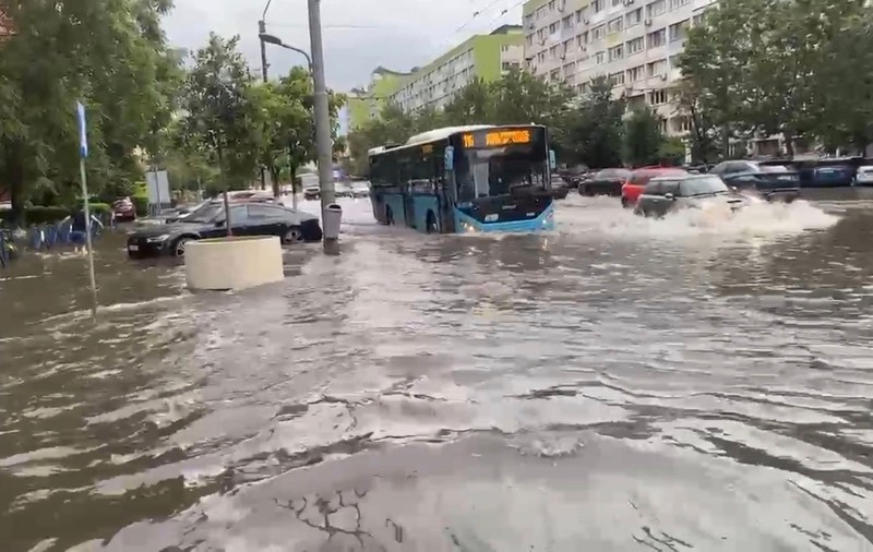 Potop în București: o ploaie precum cea de azi lovește o dată la 100 de ani. Ce cantități de precipitații s-au înregistrat