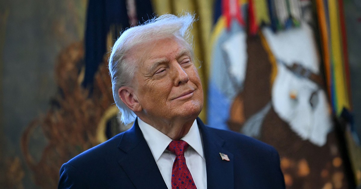 Președintele Donald Trump privește la ceremonia de decernare a Medaliei Apărării Frontierei Mexicane în Biroul Oval al Casei Albe, Washington, DC, pe 15 decembrie 2025
