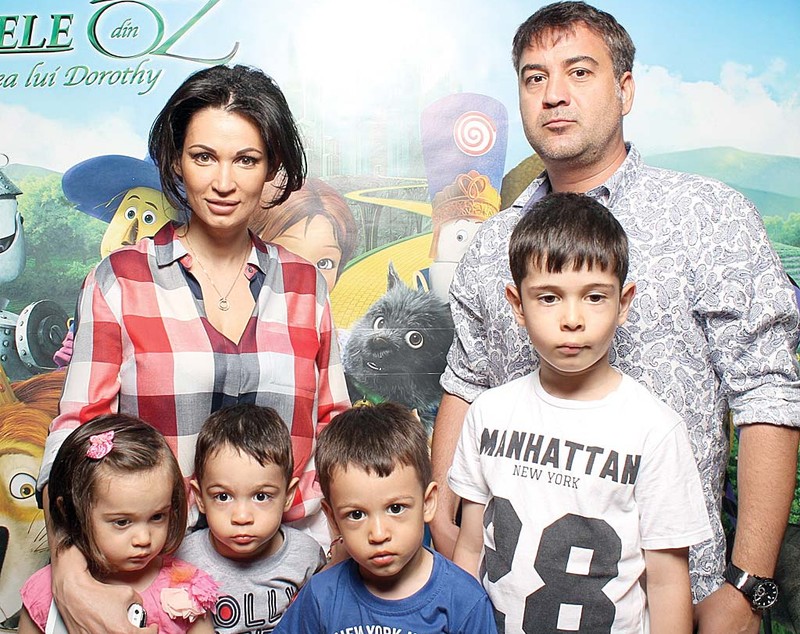 Nicoleta Luciu, surprinsă alături de cei patru copii. Fiul cel mare a depășit-o la înălțime pe mama lui