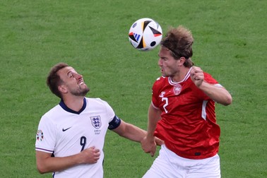 England's forward #09 Harry Kane and Denmark's defender #02 Joachim Andersen (R) fight for the ball during the UEFA Euro 2024 Group C football match between Denmark and England at the Frankfurt Arena in Frankfurt am Main on June 20, 2024.,Image: 883329031, License: Rights-managed, Restrictions: , Model Release: no