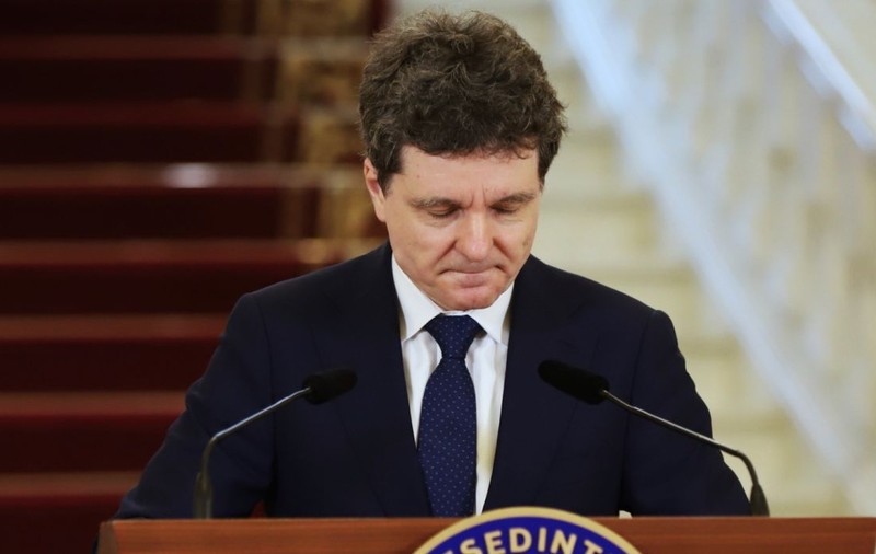 Degringoladă la Cotroceni. Un președinte care n-are nimic: nici șefi la servicii, nici premier și nici șef la Armată