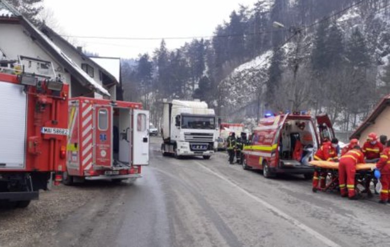 Scurgeri de combustibil pe carosabil în urma unui accident în stațiunea Bran, în care un om a murit și un altul a fost rănit
