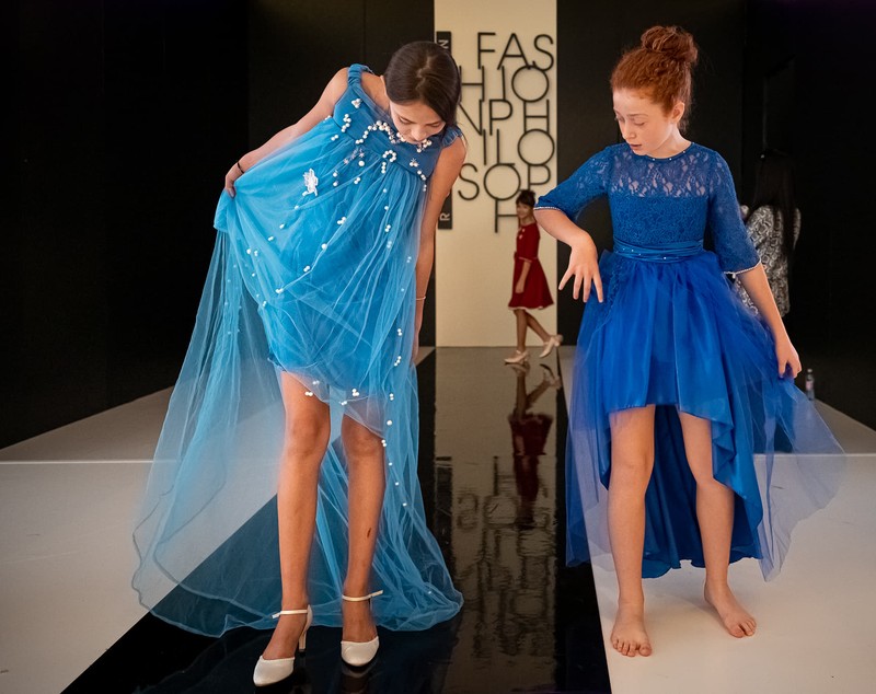 Adina, fetița din Glina, a ajuns de pe prima pagină a Libertatea pe podiumul Romanian Fashion Philosophy