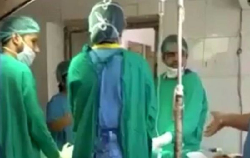 Doi doctori s-au lovit în sala de operații, lângă pacienta care stătea să nască