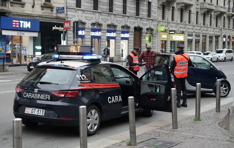 O șoferiță de 84 de ani a lovit doi bicicliști, iar soțul de 88 de ani, care a încercat să mute mașina, i-a spulberat pe polițiștii veniți la anchetă, în Italia