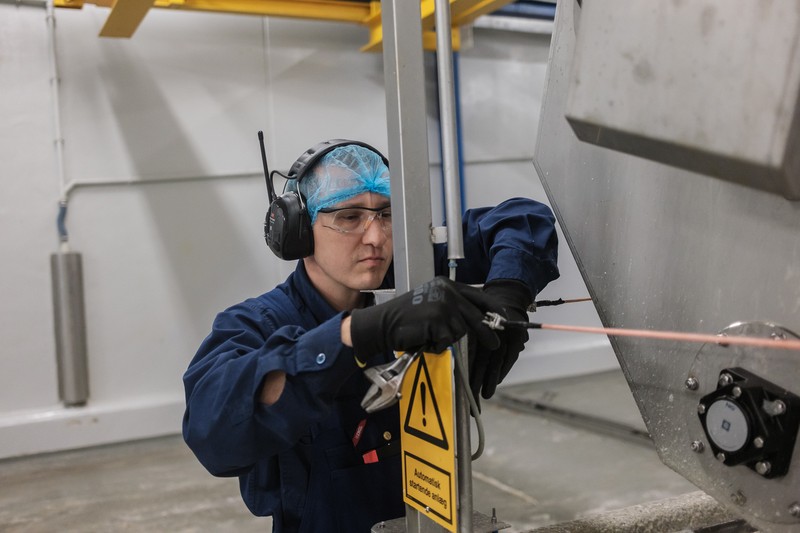 Florin Grigore repară un utilaj la fabrica de pește Scandic Pelagic, Skagen, Danemarca
