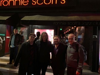 Kurt Rosenwinkel (al doilea din stânga) alături de Sorin Zlat au împărțit zilele trecute scena faimosului club londonez Ronnie Scott’s Jazz Club