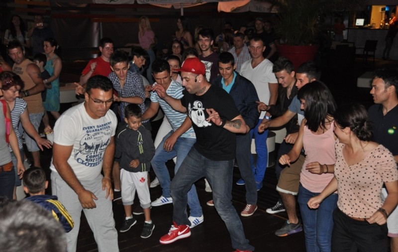 E clar că îi plac copiii! CRBL a făcut SHOW în mijlocul puştilor | FOTO