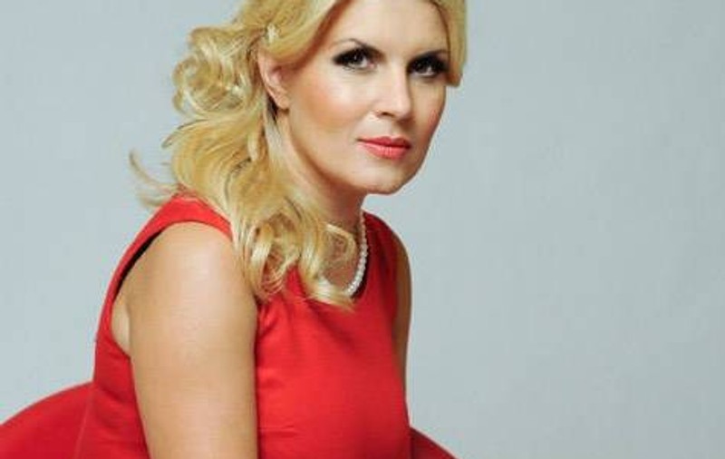 Elena Udrea A FĂCUT SHOW PE PLAJĂ, după lăsarea întunericului! Uite aici imaginile | FOTO ÎN ARTICOL