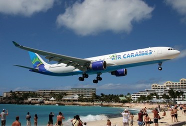 Avion pregătindu-se de aterizare pe Princess Juliana Airport/ Wikipedia