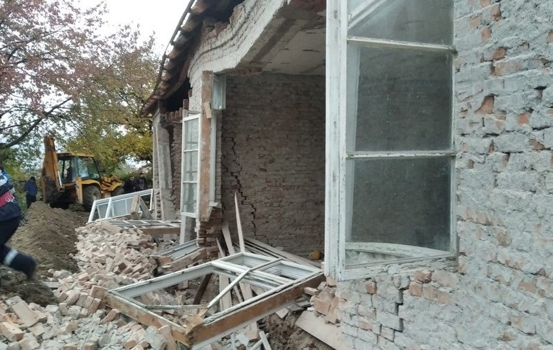 Doi bărbați din Bacău au murit, după ce zidul casei la care lucrau s-a prăbușit