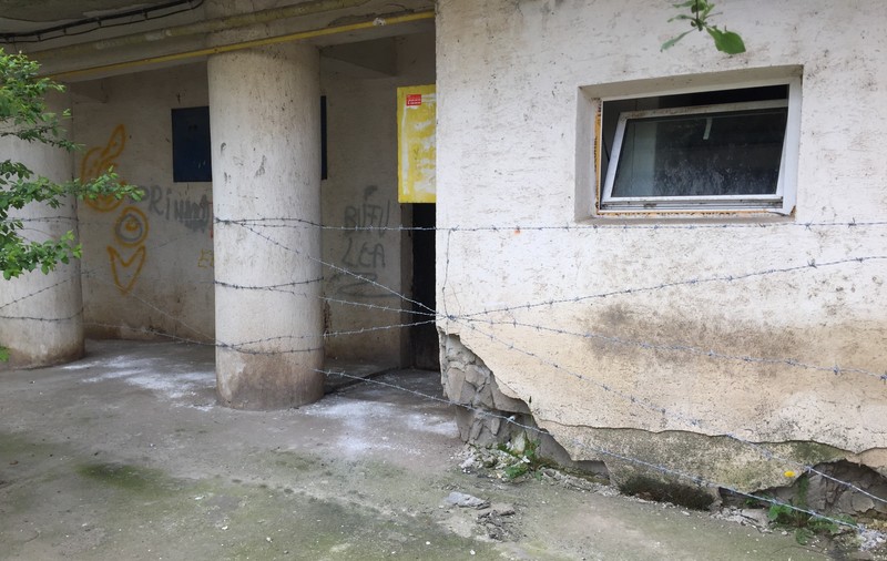 Măsuri antinesimțire la Botoșani! Gangul devenit «WC public», blocat cu sârmă ghimpată