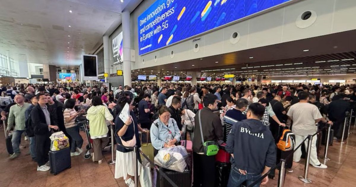 Un atac cibernetic a perturbat sistemele de check-in și îmbarcare pe principalele aeroporturi europene , inclusiv Berlin, Bruxelles și Heathrow din Londra. Incidentul a vizat software-ul furnizat de Collins Aerospace, o filială a RTX, provocând probleme tehnice pe scară largă, oamenii se ingesuie la cozi