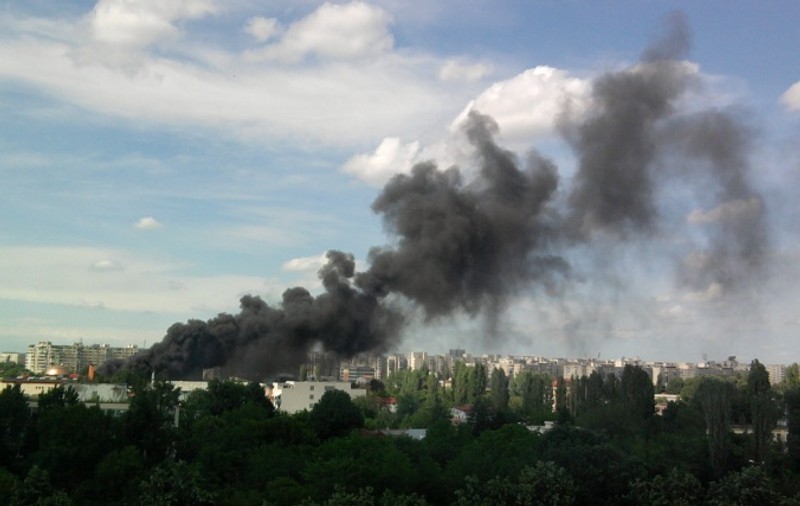 Foto | Incendiu în cartierul bucureştean Crângaşi