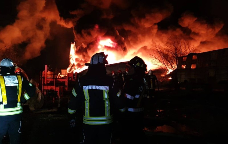 Incendiu la o hală din Godeni, județul Argeș. Pompierii intervin cu șase autospeciale