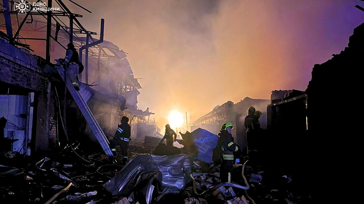 Clădiri distruse în urma atacului la Bila Țerkva, în apropiere de Kiev Foto: Profimedia