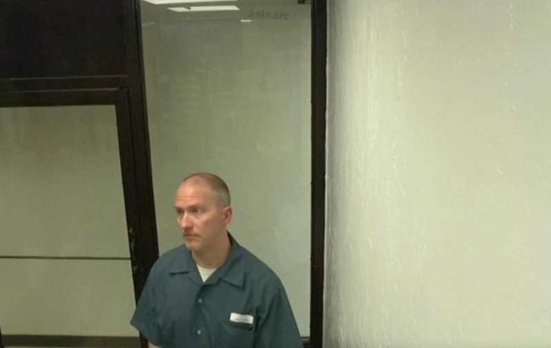 Derek Chauvin, poliţistul care l-a ucis pe George Floyd, a fost înjunghiat în închisoare