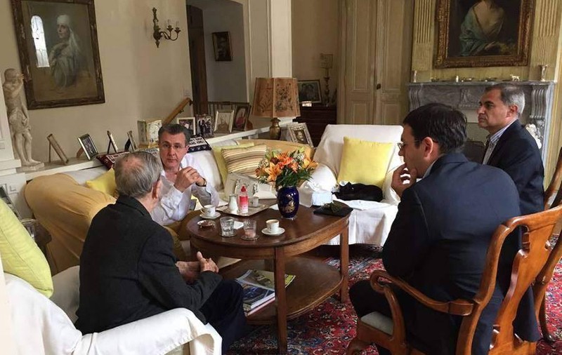 Fotografie istorică! Momentul în care Regele Mihai îi retrage titlurile de Alteță și Principe nepotului Nicolae 