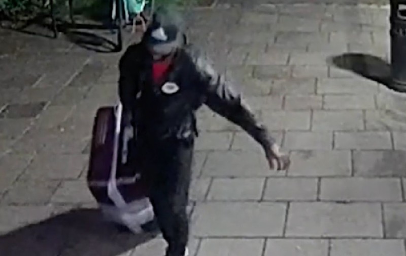 O vedetă de filme pentru adulți a decapitat un cuplu de bărbați gay și i-a îndesat într-o valiză, la Londra. Ce pedeapsă a primit „Diabolicul”