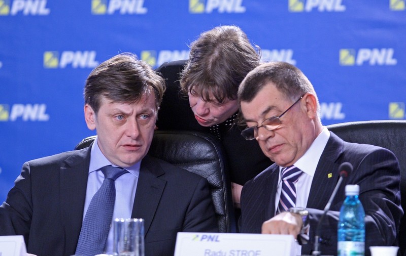 Crin Antonescu, ATAC DUR la un fost vicepreşedinte al PNL: „l-a întrecut în planul nesimţirii pe senatorul Călin Popescu-Tăriceanu”