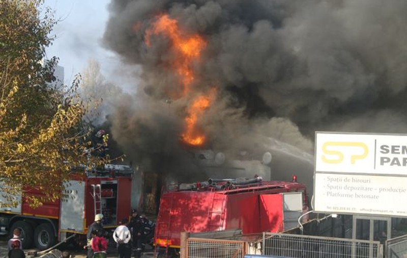 Foto | Incendiu violent, la doi paşi de sediul STS