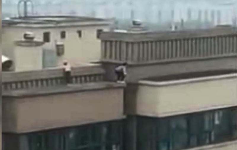 „Se jucau săritura în lungime”. Doi copii din China, filmați când sar de mai multe ori între două blocuri de 22 de etaje | VIDEO