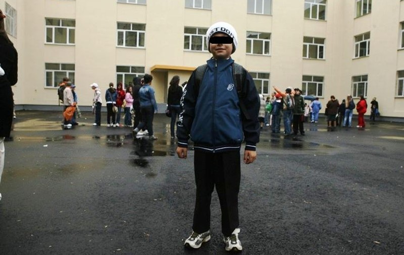 Discriminare în şcolile din România! O fetiţă dată afară de la ore că n-a avut bani de-o uniformă