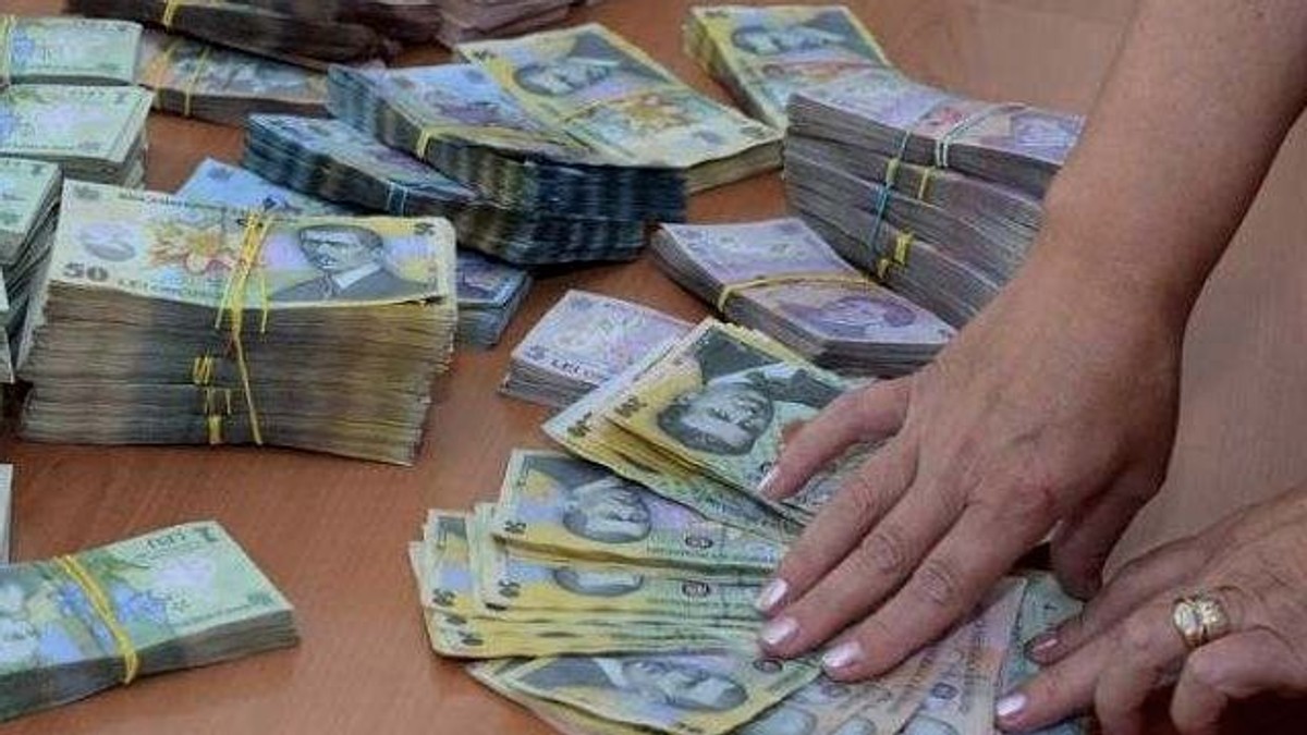 Doi băieți din Râmnicu Sărat au găsit 3.000 de lei pe stradă. Mai multe bancnote românești, pe un birou