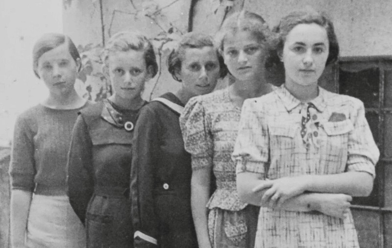 INTERVIU. „La Auschwitz n-a fost vorba doar despre dezumanizare, ci și despre distrugerea identității femeilor. Selecția lor se făcea dezbrăcându-le”
