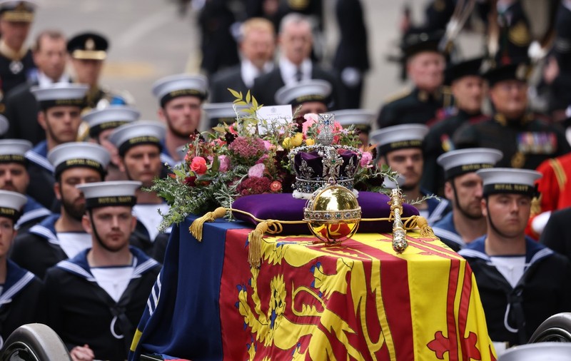 Biletul pus pe sicriul reginei Elisabeta a II-a. Mesajul a fost semnat de regele Charles al III-lea