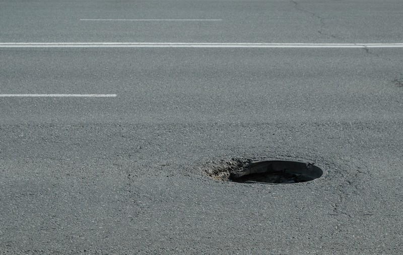 O fetiță de 4 ani a căzut într-o canalizare din Centrul Brăilei. Șef al Companiei de Utilități Publice: “Ce mă zăpăciți la cap? Se mai fură capacele…”
