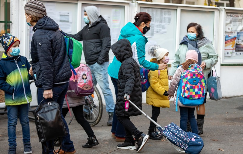 Prima școală din București care trece la cursuri online din cauza numărului mare de cazuri COVID