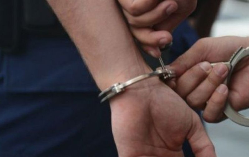 Un adolescent de 16 ani a lovit un polițist în timp ce era încătușat. A reușit să fugă dar a fost prins în scurt timp