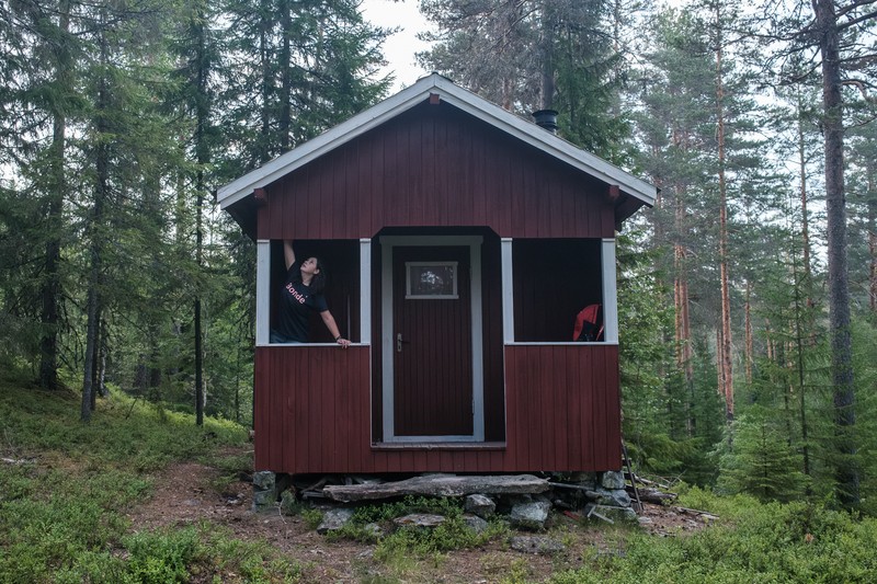 Roxana Stangebye caută cheia la cabana din pădure - ferma are 580 de arii de pădure. Prestfoss, Norvegia