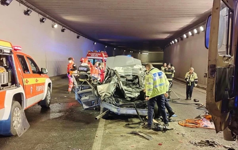 Doi tineri morți în Pasajul Michelangelo din Timișoara, unde un camion a făcut praf mașina condusă cu viteză de un șofer de 18 ani