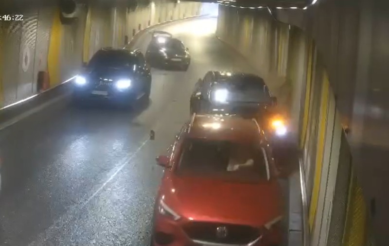 Accident cu trei mașini în Pasajul Unirii. Momentul impactului, surprins într-o filmare
