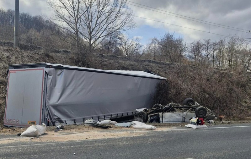 Un tată de 58 de ani și cei doi copii ai săi au murit pe loc în accidentul grav de pe DN6, în Caraș-Severin