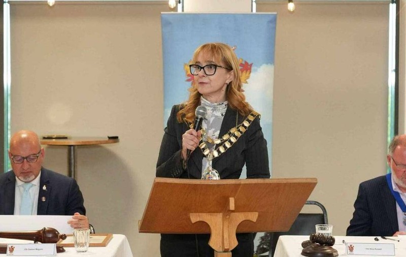 O româncă a fost aleasă primar într-un oraș din Marea Britanie. Cine e Alisa, bucureșteanca emigrată acum 15 ani