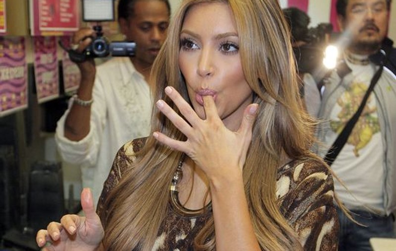 Ce-şi mai linge degeţelele Kim Kardashian!
