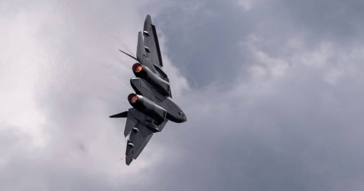 Un avion militar în timp ce survolează pe cerul înnorat