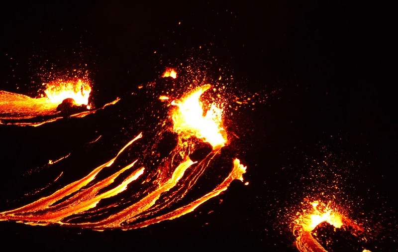 FOTO | Imagini spectaculoase desenate de un vulcan care a erupt după 800 de ani în apropiere de capitala Islandei