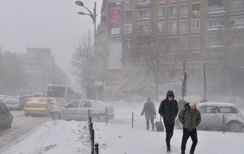 Coduri galbene și portocalii de viscol și ninsori abundente până luni. Harta județelor vizate