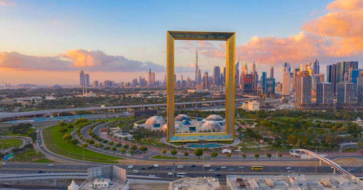 Vedere aeriană de la Dubai Frame, Emiratele Arabe Unite (EAU). Este un district financiar și zonă de afaceri într-un oraș urban de zgârie-nori.