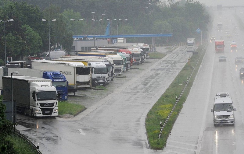 Un șofer de TIR a făcut infarct și a murit, când se bătea cu un coleg, într-o parcare de camioane din Germania