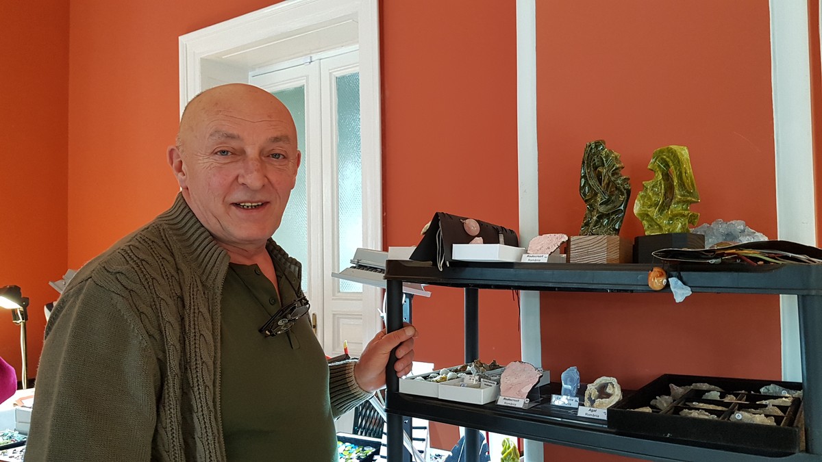 Inginerul geolog vinde pietre semipretioase