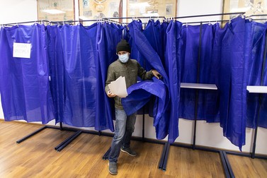 Valeriu Nicolae în secția de votare