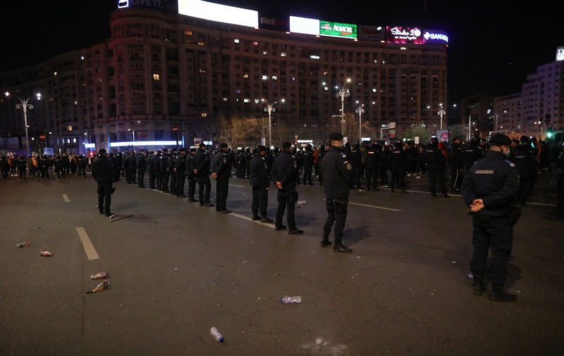 Jandarmi loviți cu pietre, sticle și petarde în timpul protestelor de la Galați. Au fost aplicate amenzi de 84.000 de lei﻿