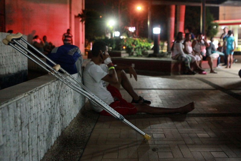 epa05262881 A group of patients is evacuated from a clinic due to the presence of cracks in the building following a strong earthquake in Ecuador, in Cali, Colombia, 16 April 2016. A 7.8-magnitude earthquake that hit the coast of northwestern Ecuador has left at least 28 people dead, the country's vice president Jorge Glas said on 16 April. The National Detection System and Tsunami Warning (SDAT) of Colombia said there was no danger of tsunami. In Colombia the quake was felt in cities of Cali, Pasto and Popayan, without any report of casualties, according to the National Unit for Disaster Risk Management (UNGRD). EPA/CHRISTIAN ESCOBAR MORA