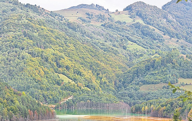 Aurul de la Roșia Montană rămâne în pământ