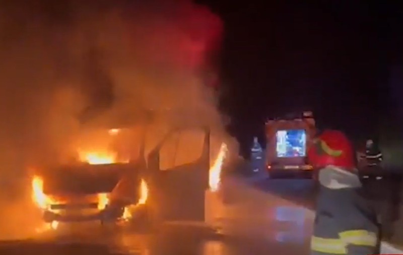 O ambulanță care ducea o femeie la spital a luat foc în noaptea de Înviere, în Mureș. Pacienta, salvată în ultimul moment